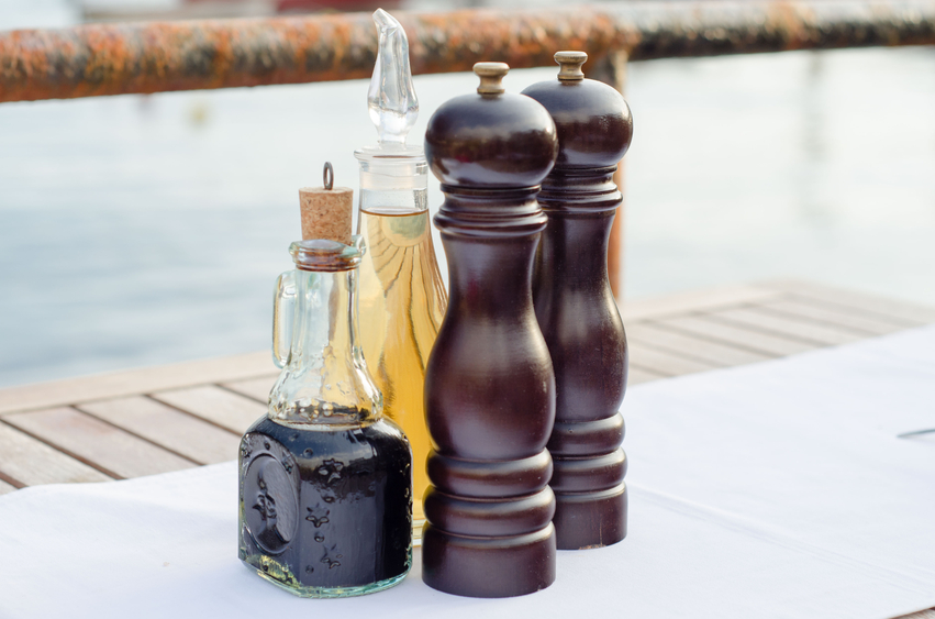 Salt and pepper mills on restoran table.